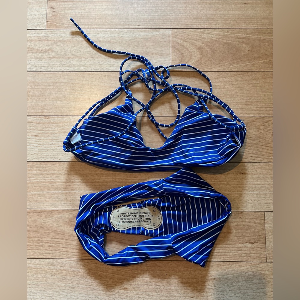 Bikini - Picture 3 of 3